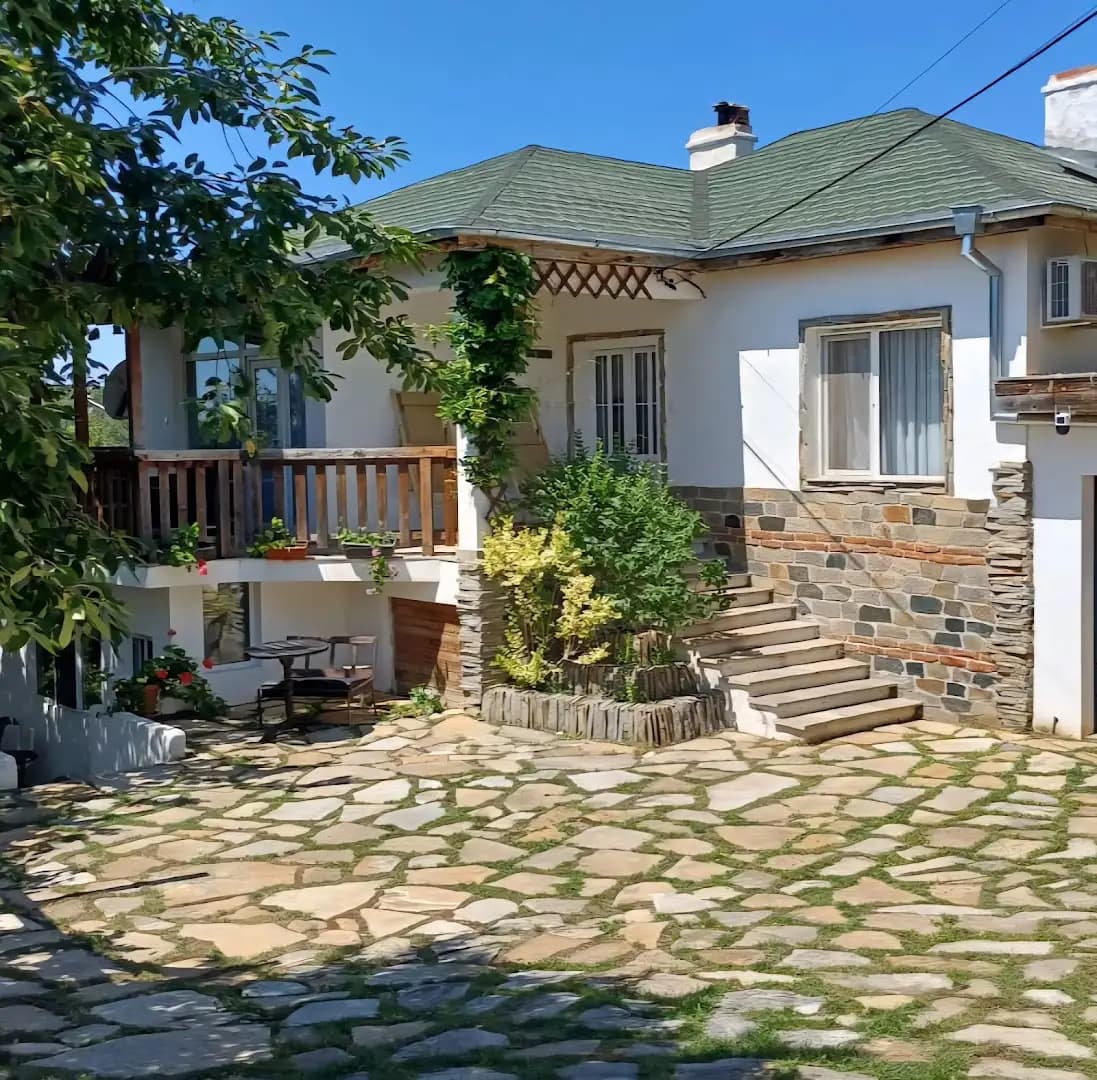 Бялата къща в село Камилски Дол