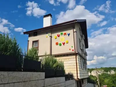 Вила със стаи за гости "Съни дейс" - Божичен