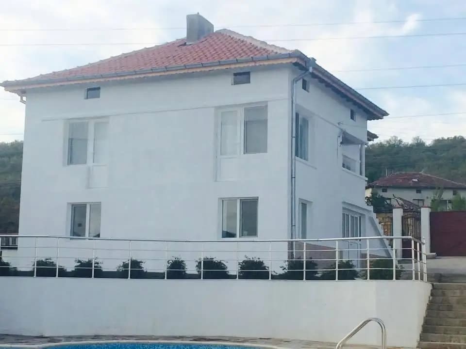 Къща за гости с плувен басейн "Реджи"