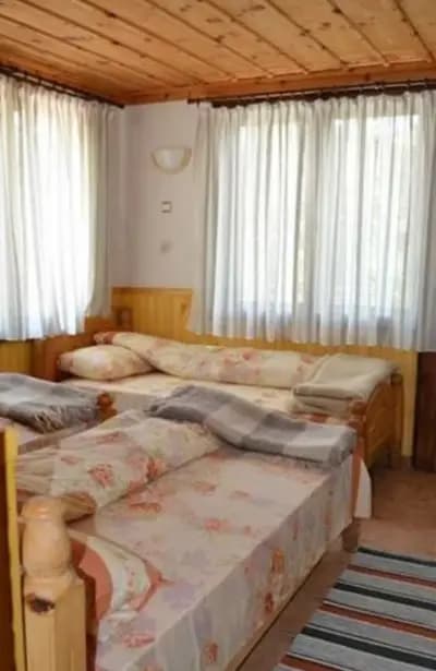 ХАДЖИРАДКОВИТЕ КЪЩИ