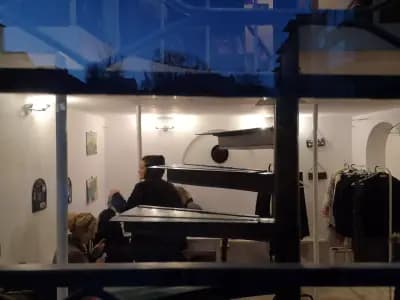 Ателие Пластелин е независимо пространство, ателие, галерия и сцена за съвременно изкуство.