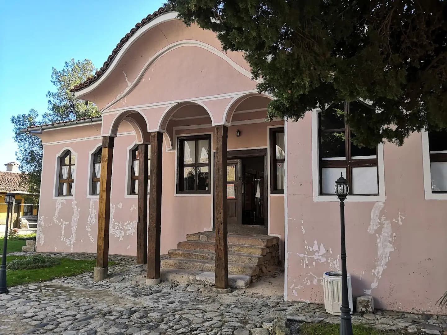 Храм „Свети Свети Апостоли Петър и Павел“