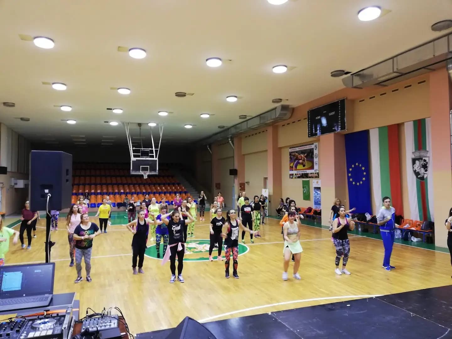 Спортна зала „В. Левски“