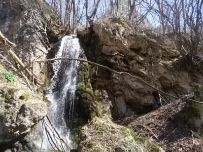 Водопад и пещера "Футула"