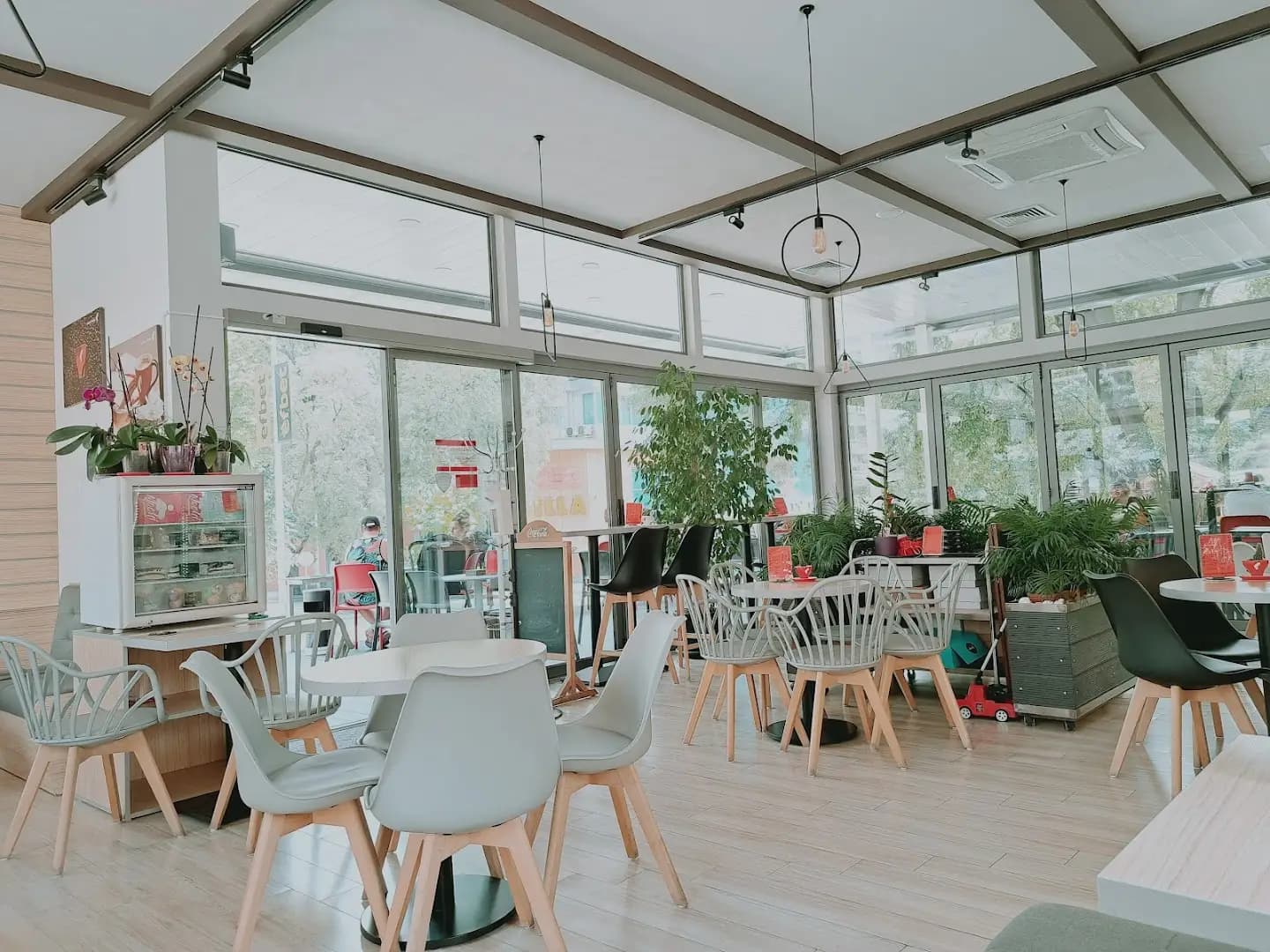 The Black Café/Черното кафене