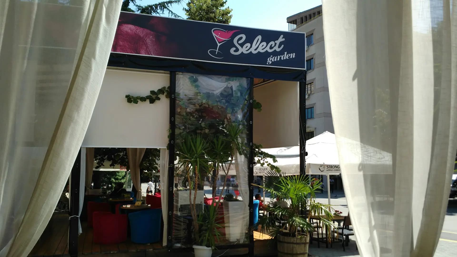 SELECT Bar