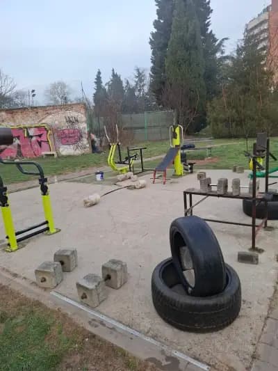 Уличен фитнес