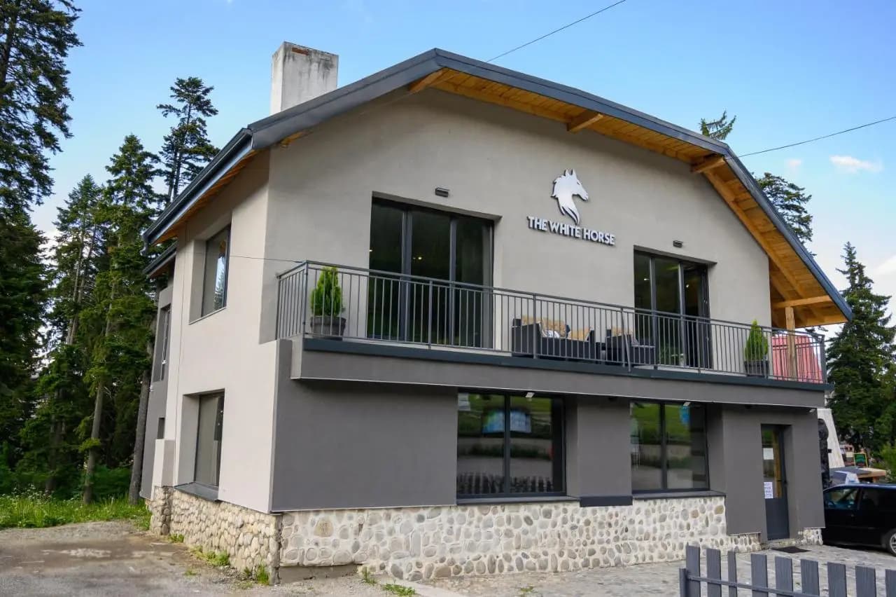 The White Horse Apartmens