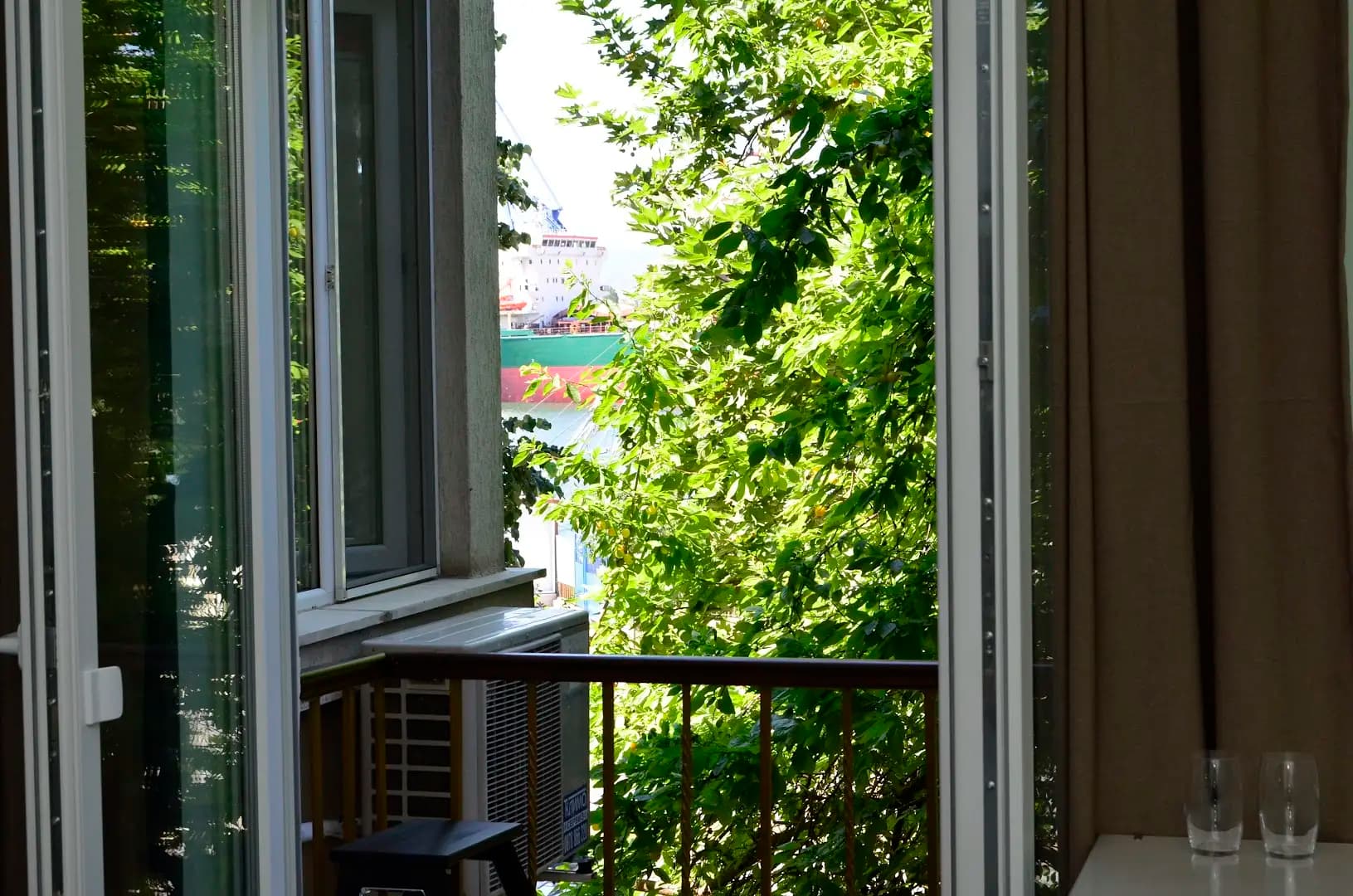 Sea Vibes 1 bedroom apartment - Free Public Parking, WiFi, Cable & Smart TV, 0,9 km to beach