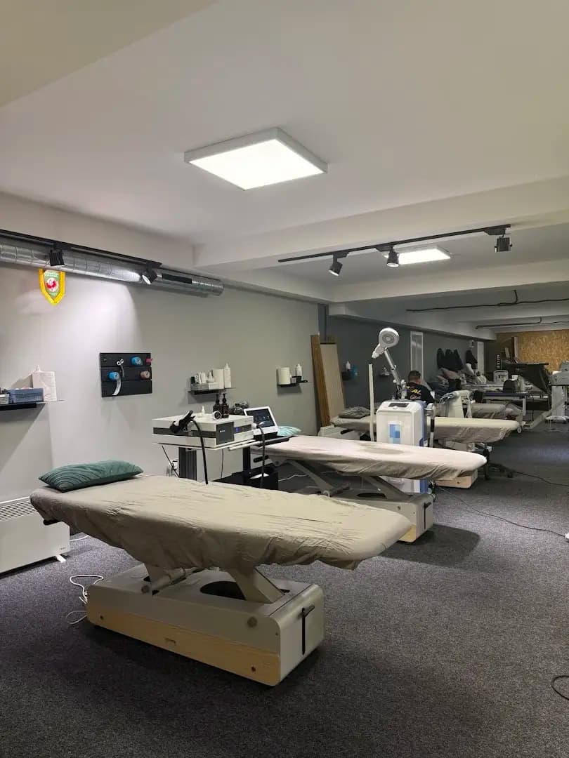 Медицински център “Academica Physio ”