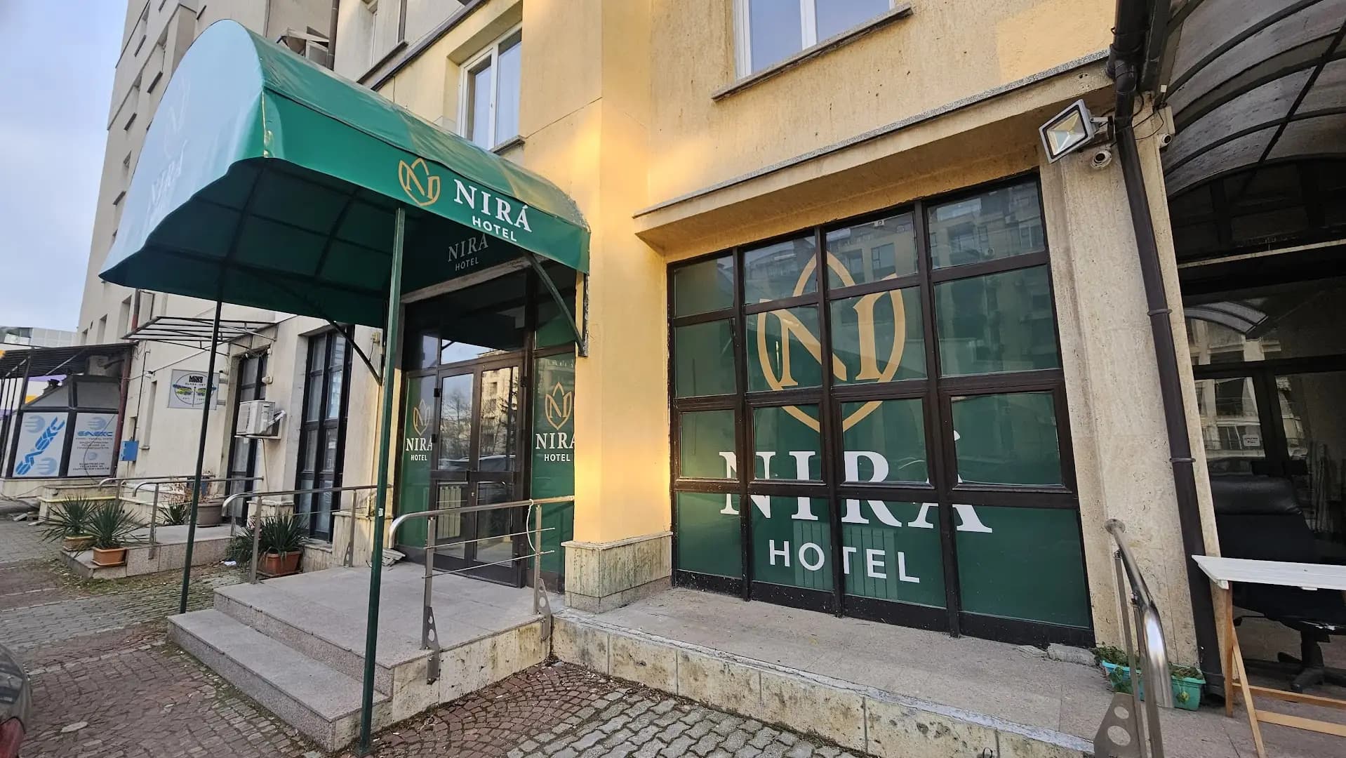 Hotel NIRA