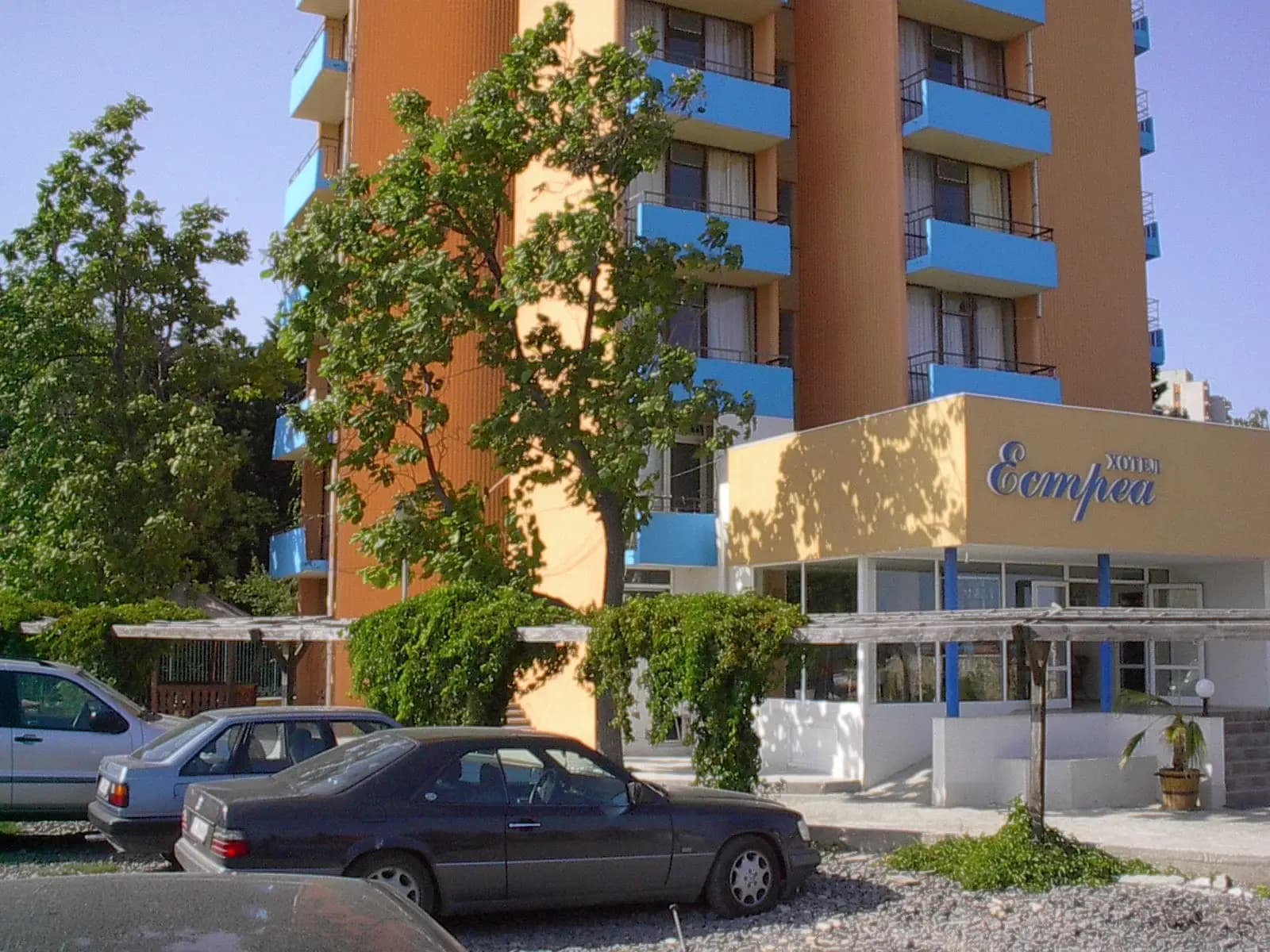 Хотел “Естреа“