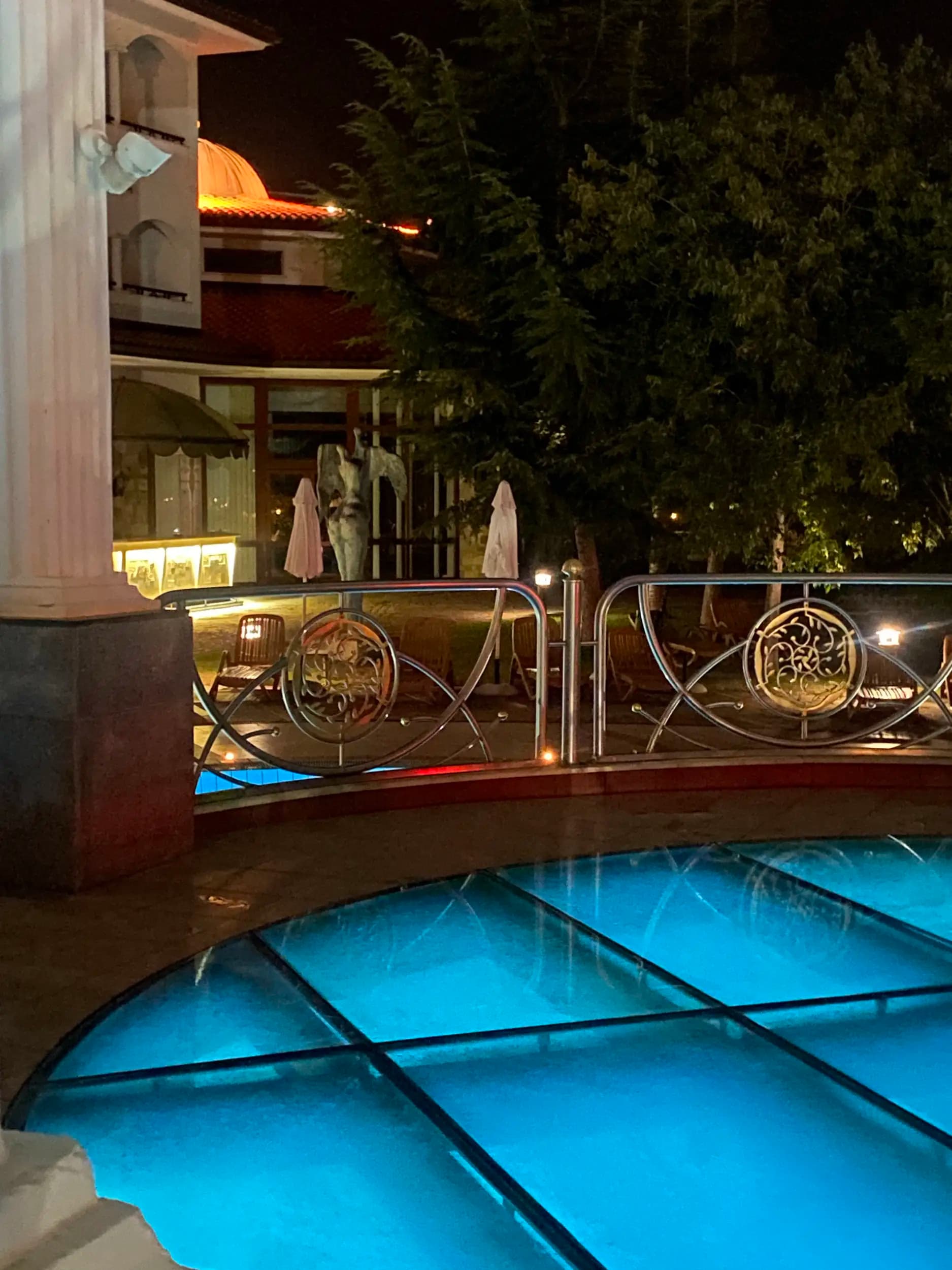 DOLPHIN Fish Restaurant & Poolbar