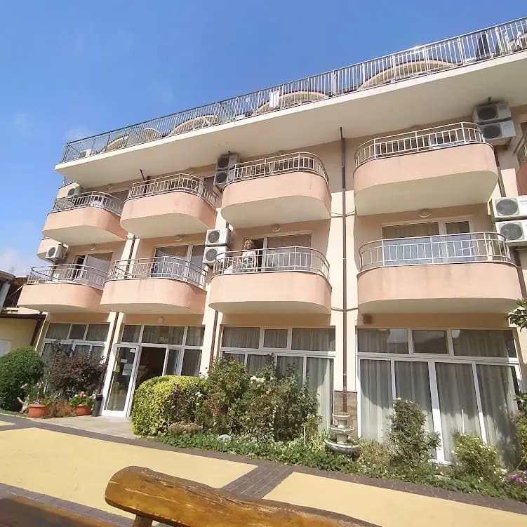 Hotel Black Sea - Breakfast, Pool & Free Parking