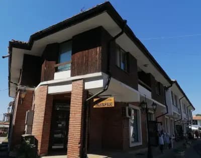 Арт Ателие Дворът (Art atelier Dvorat) (Back Yard Gallery)