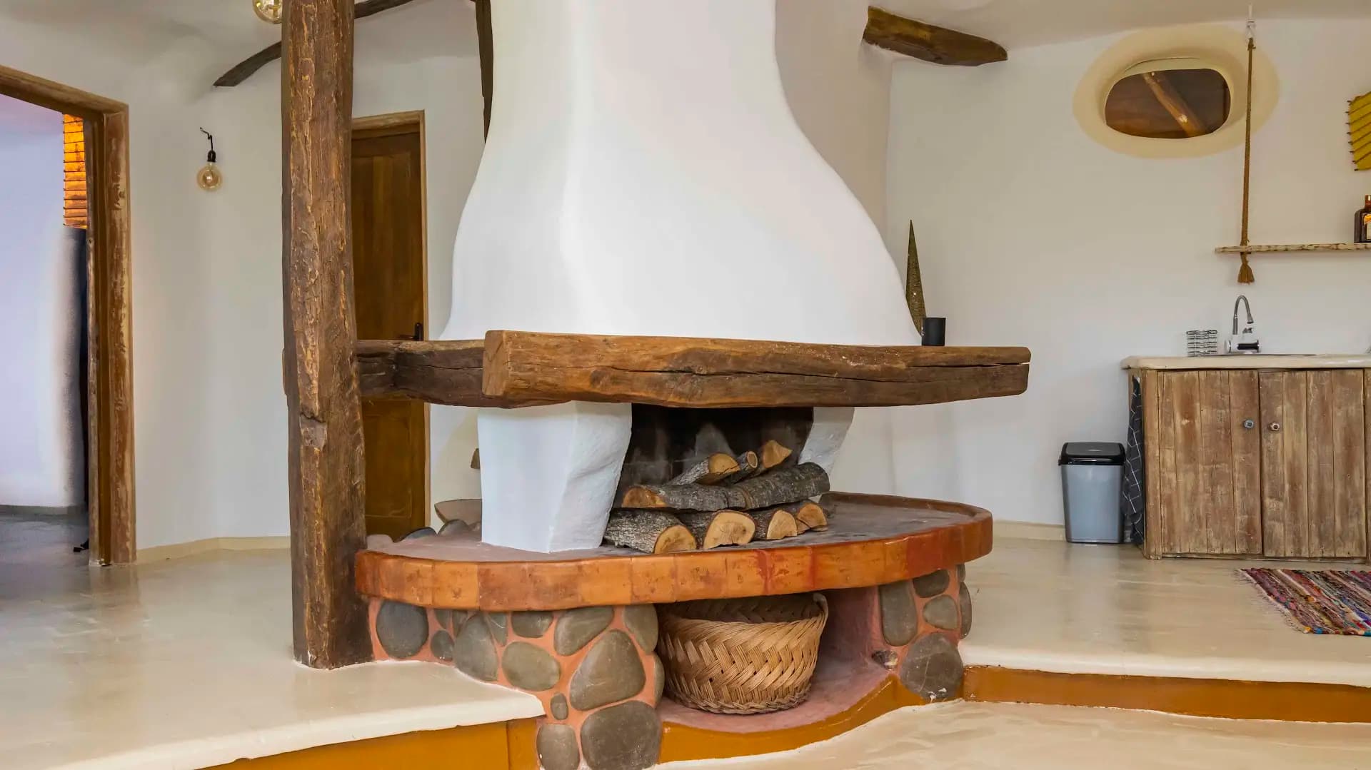 Clay House with Infinity Edges / Глинена Къща