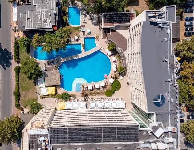 Grand Hotel Nirvana