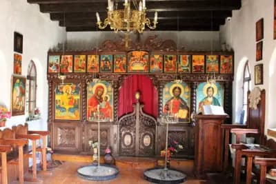 Параклис „Света Богородица — Живоносен източник” в махала Баба Стана над троянското село Орешак