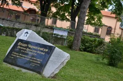 Паметник на Вела Пеева