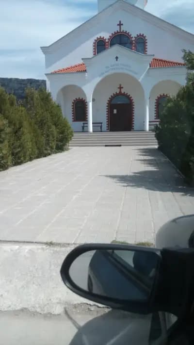 Храм „Св. Георги Победоносец и св. Тривелий“