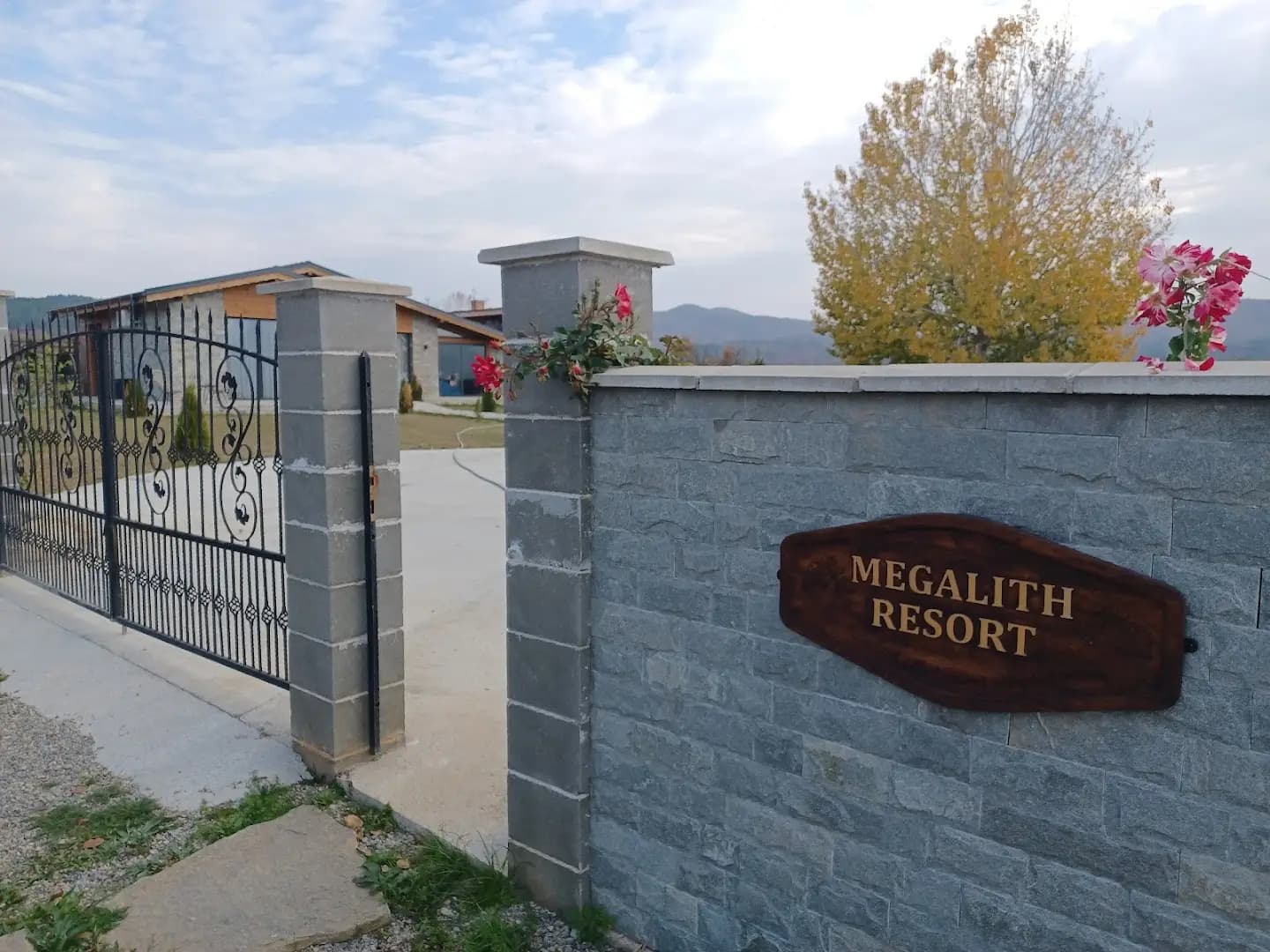 Megalith Resort / Мегалит Резорт