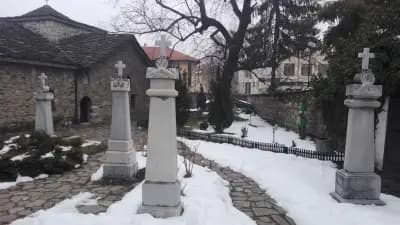 Паметници, облицовки, плотове, первази, стъпала и др.