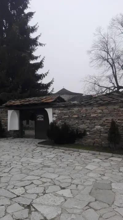 Паметници, облицовки, плотове, первази, стъпала и др.