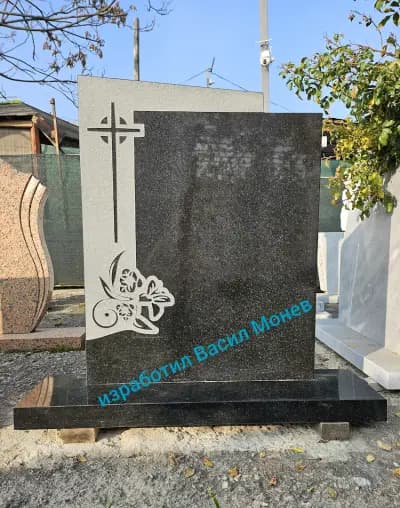Монев 58, надгробни паметници
