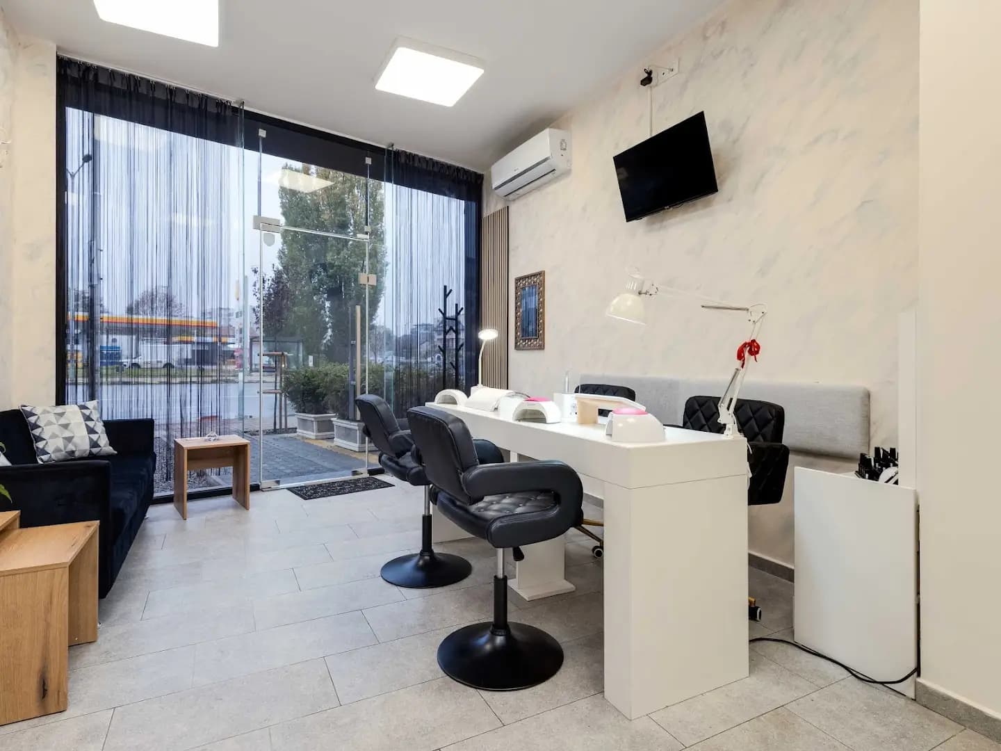 Almond nails studio