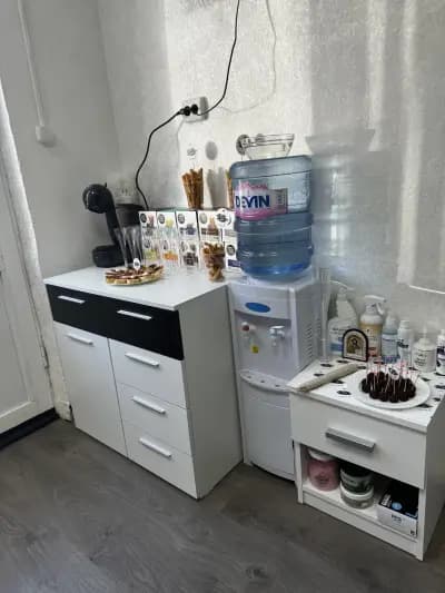 Black and white nail studio