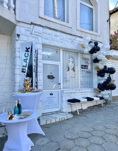 Black and white nail studio
