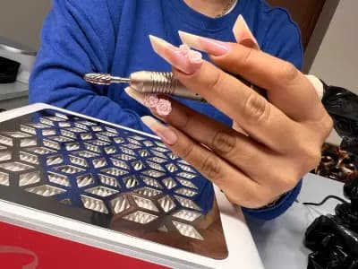 Studio Shut.up.tattoo / Vaya nail art