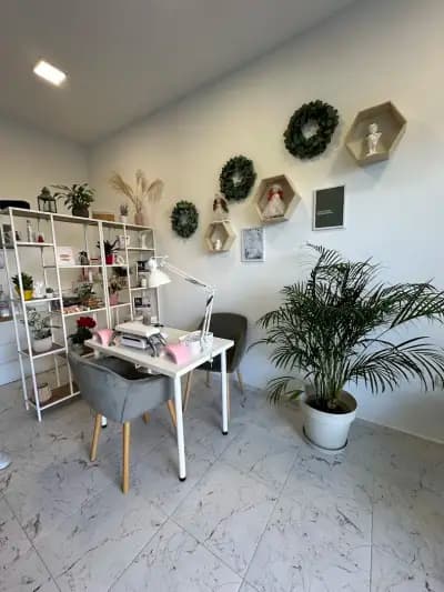 Studio Zlatova nails