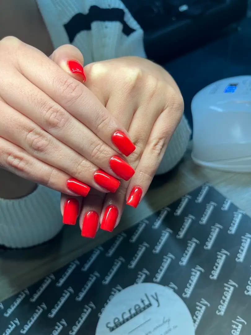 NAILS LOUNGE
