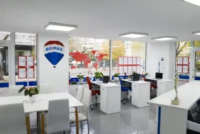 Re/Max River Estate