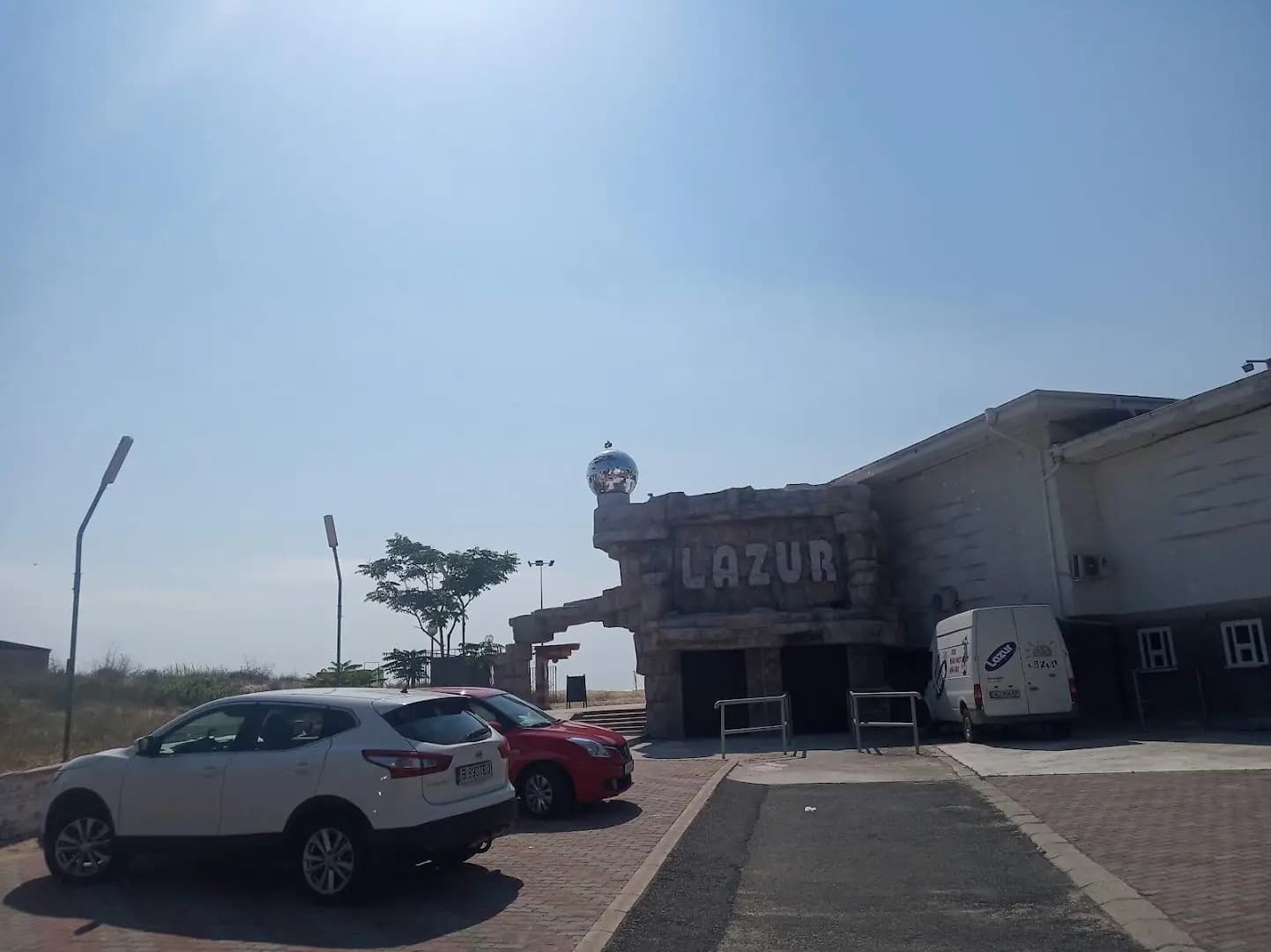 Lazur Beach Bar & Grill
