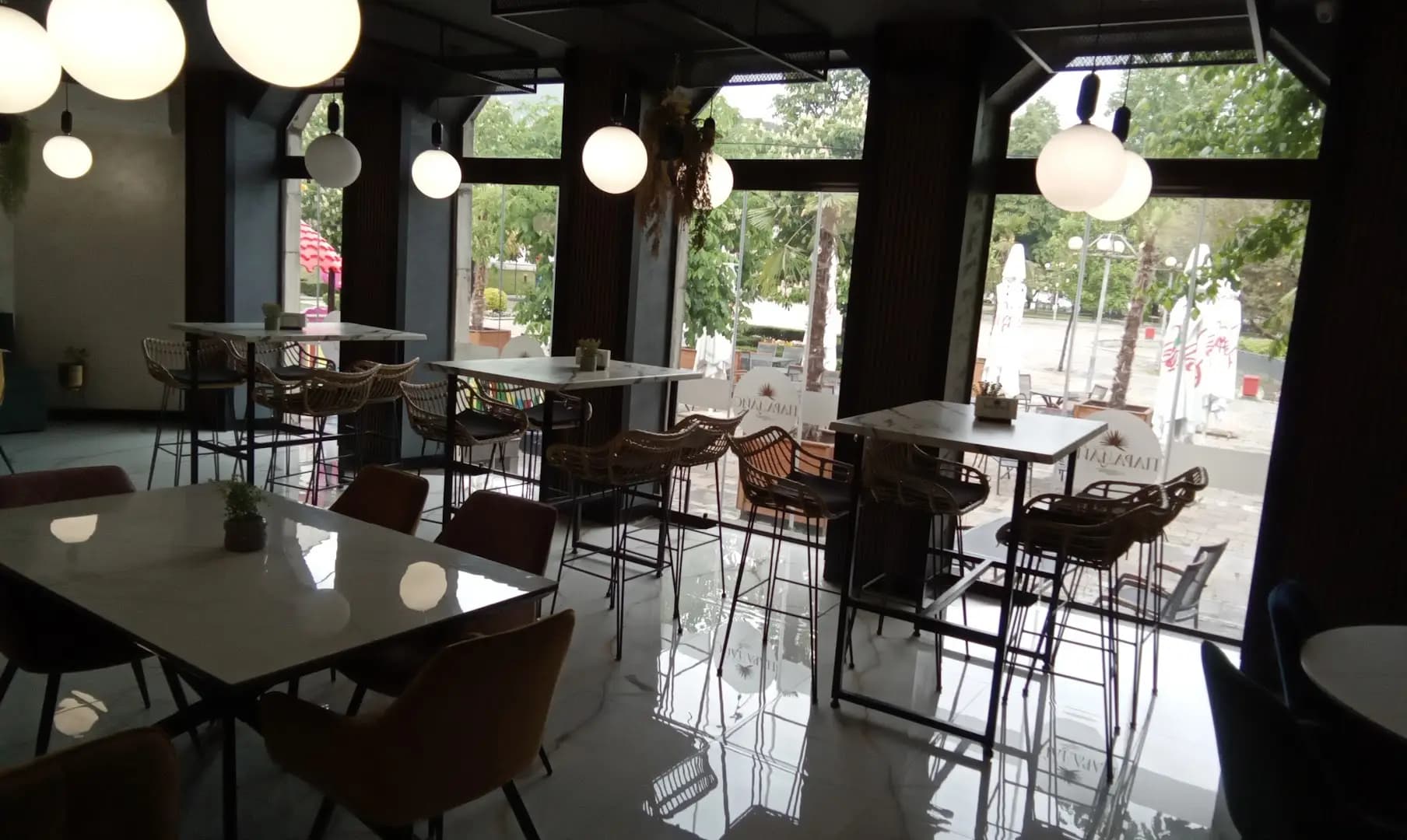 Paradise Bar & Food