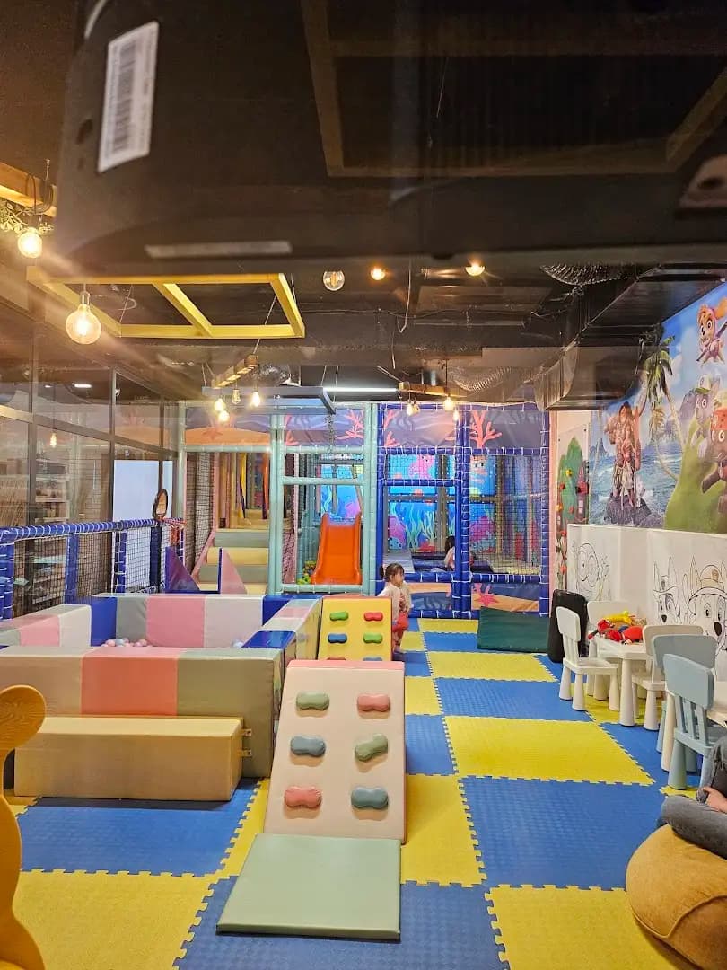 Adora fun Bar & Lounge