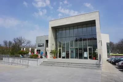 Културен Център и Библиотека