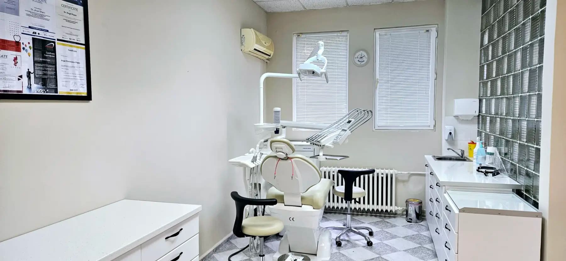 Д-р Ангел Попов - Орален хирург и зъбни импланти / D-r Angel Popov - Oral Surgeon & Dental Implants / АкваДент/AquaDent