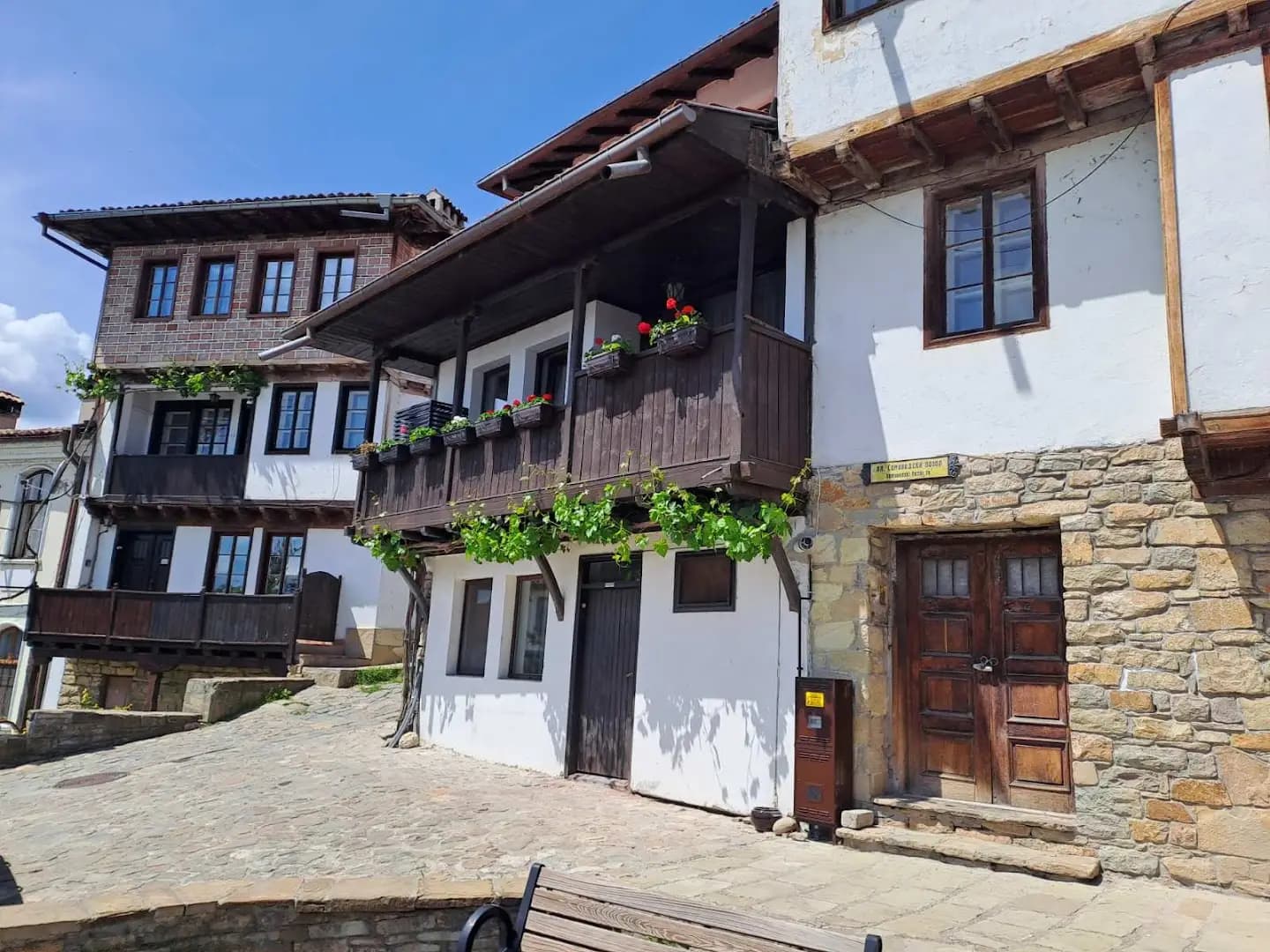 LAZARA Guest House