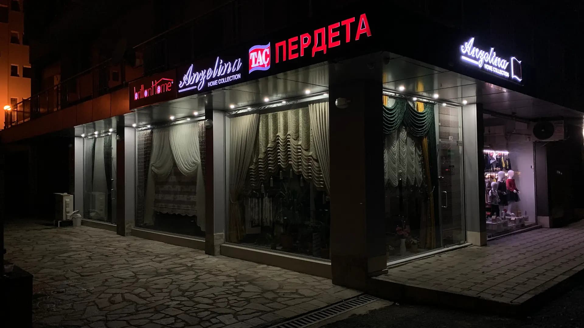 Анджелина Пердета & Щори