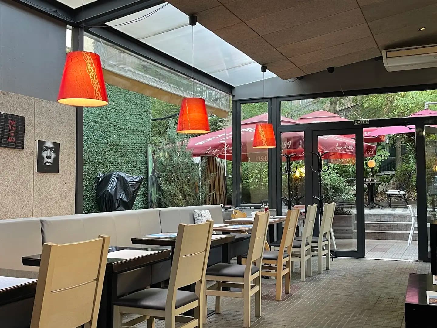 Straight bar&diner