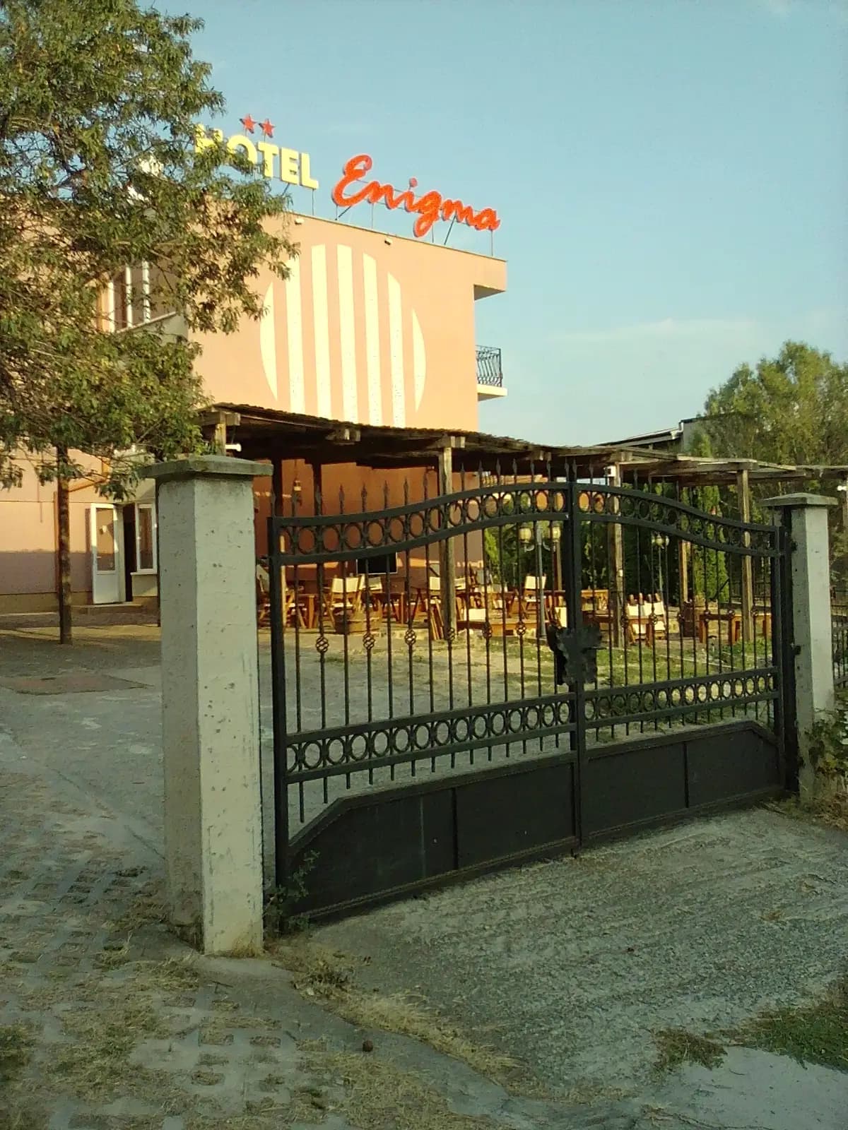 "Enigma" Hotel Отель