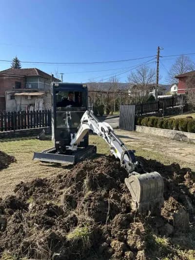 Малък багер 2Т. Тристранен самосвал 3,5Т. Доставка на строителни материали.