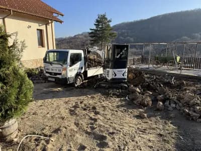 Малък багер 2Т. Тристранен самосвал 3,5Т. Доставка на строителни материали.