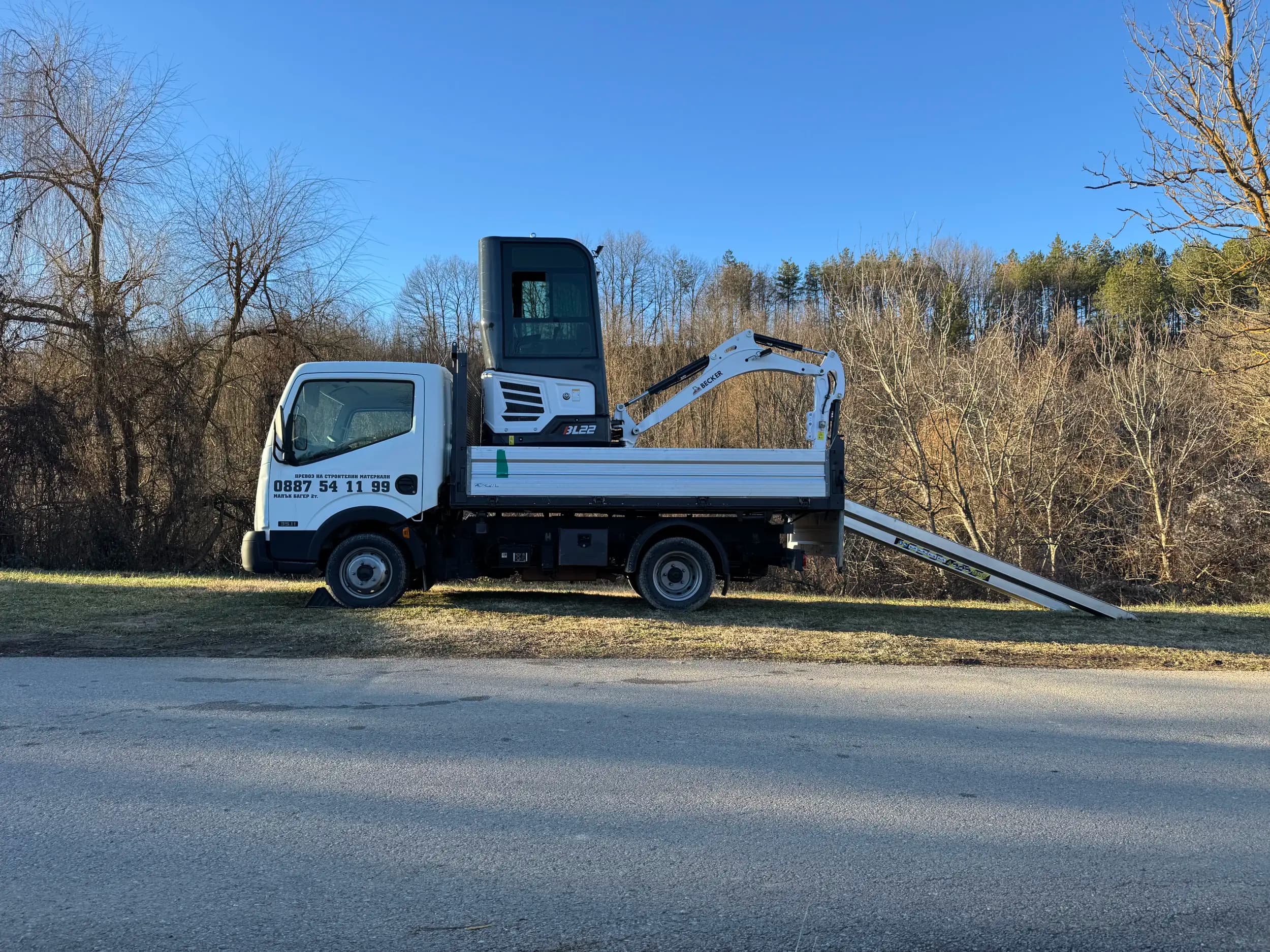 Малък багер 2Т. Тристранен самосвал 3,5Т. Доставка на строителни материали.