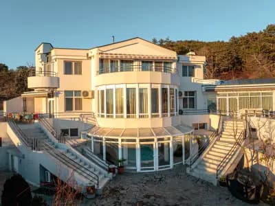Villa Frank White