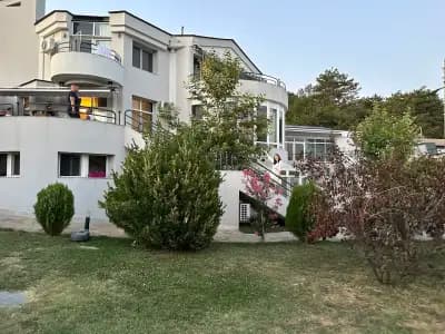 Villa Frank White