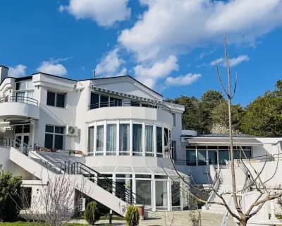 Villa Frank White